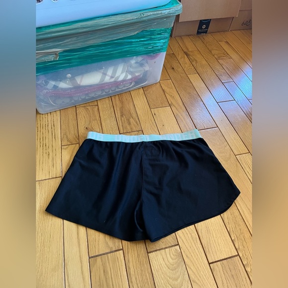 Under Armour - Loose - Heat Gear - Athletic Shorts - Picture 3 of 3